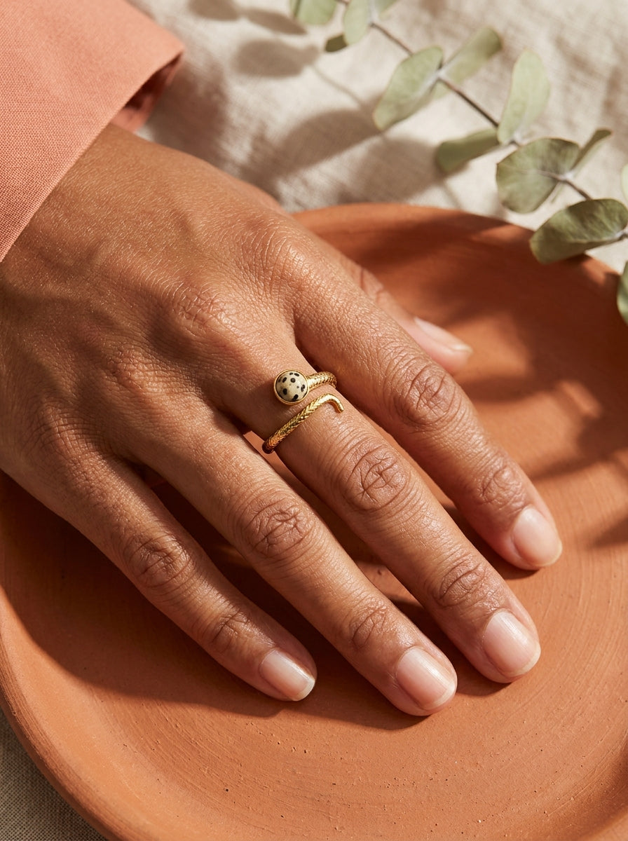 Bague OPHÉA — Serpent & Jaspe Dalmatien Or 24k | Univers Terre