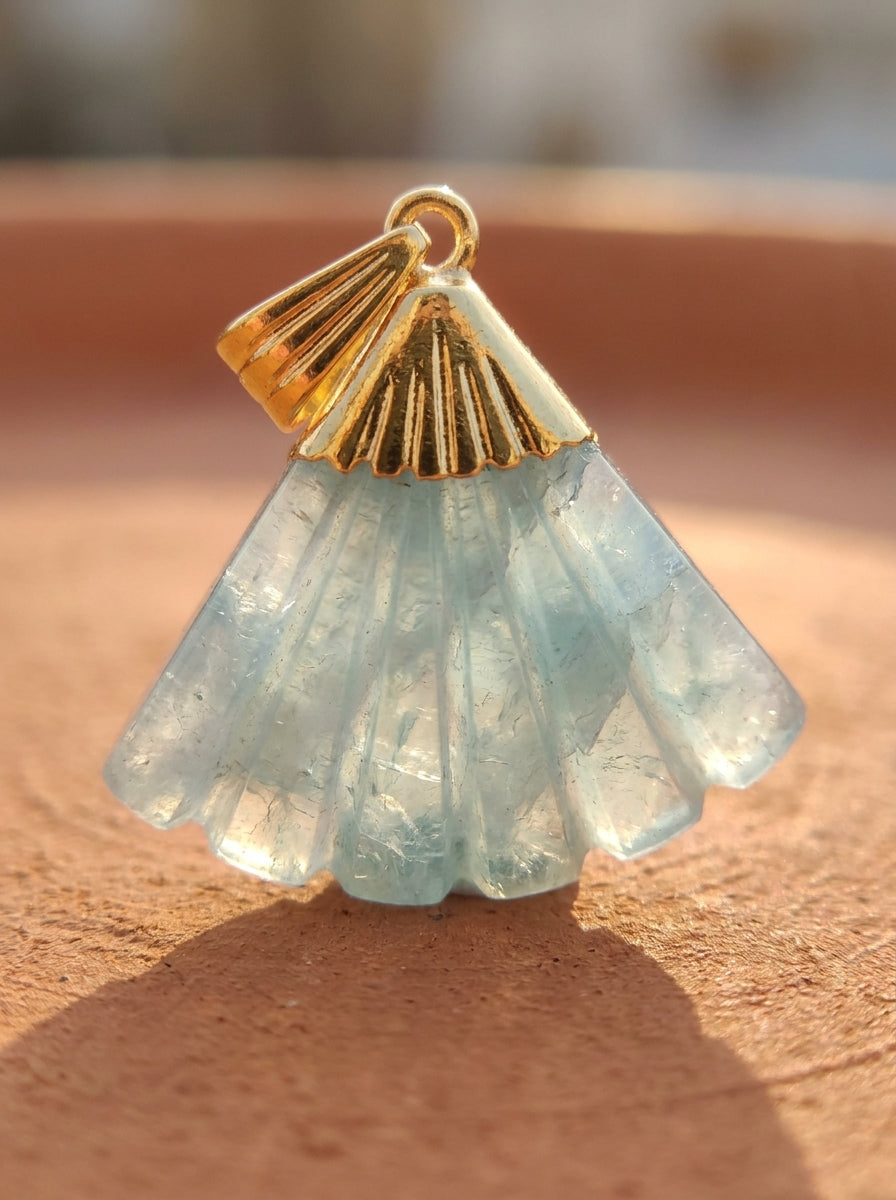 Collier CANDACE Aqua | Pendentif Éventail Pierre Sculptée – Univers Aquatique
