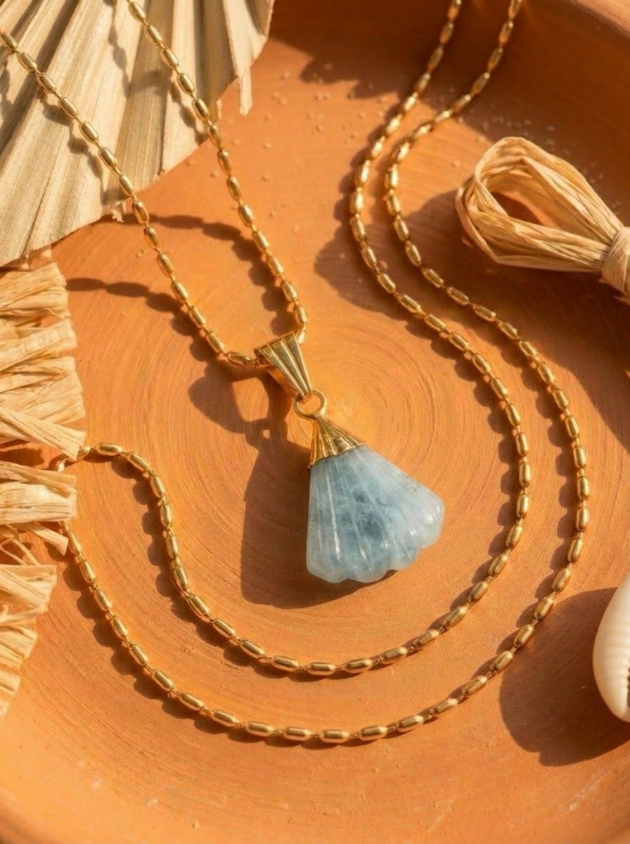 Collier CANDACE Aqua | Pendentif Éventail Pierre Sculptée – Univers Aquatique