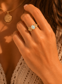 Bague VERSAILLES | Fleur Dorée & Opale Irisée Or 24k Ajustable – Univers Parisienne Chic