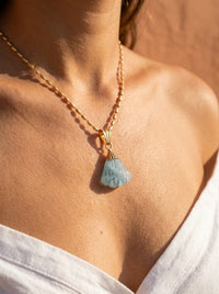 Collier CANDACE Aqua | Pendentif Éventail Pierre Sculptée – Univers Aquatique