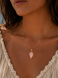Collier ARAWAK Féminin | Pendentif Flèche Opale Rose & Or 24k – Univers Féminin