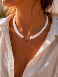 Collier Karibéa | Éclats de Coquillage & Fermoir Doré – Univers Aquatique