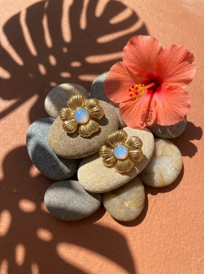 Boucles d'Oreilles Femme Bohème - Fleur Hibiscus Dorée Pierre Naturelle - Bijou Tropical Plaqué Or 24K