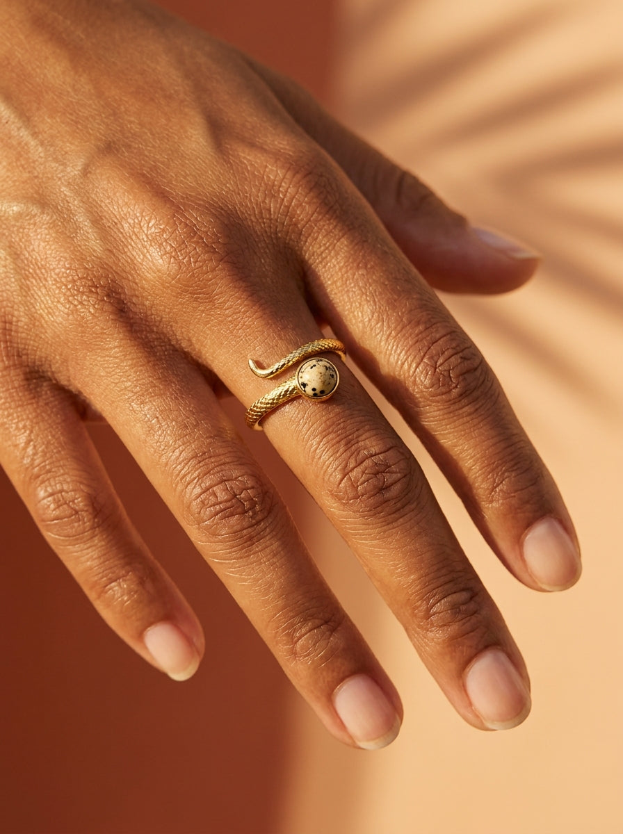 Bague OPHÉA — Serpent & Jaspe Dalmatien Or 24k | Univers Terre