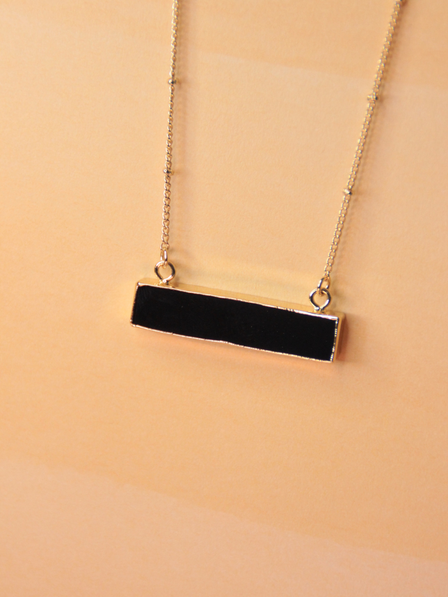 Collier MEG pendentif en pierre semi précieuse onyx noir