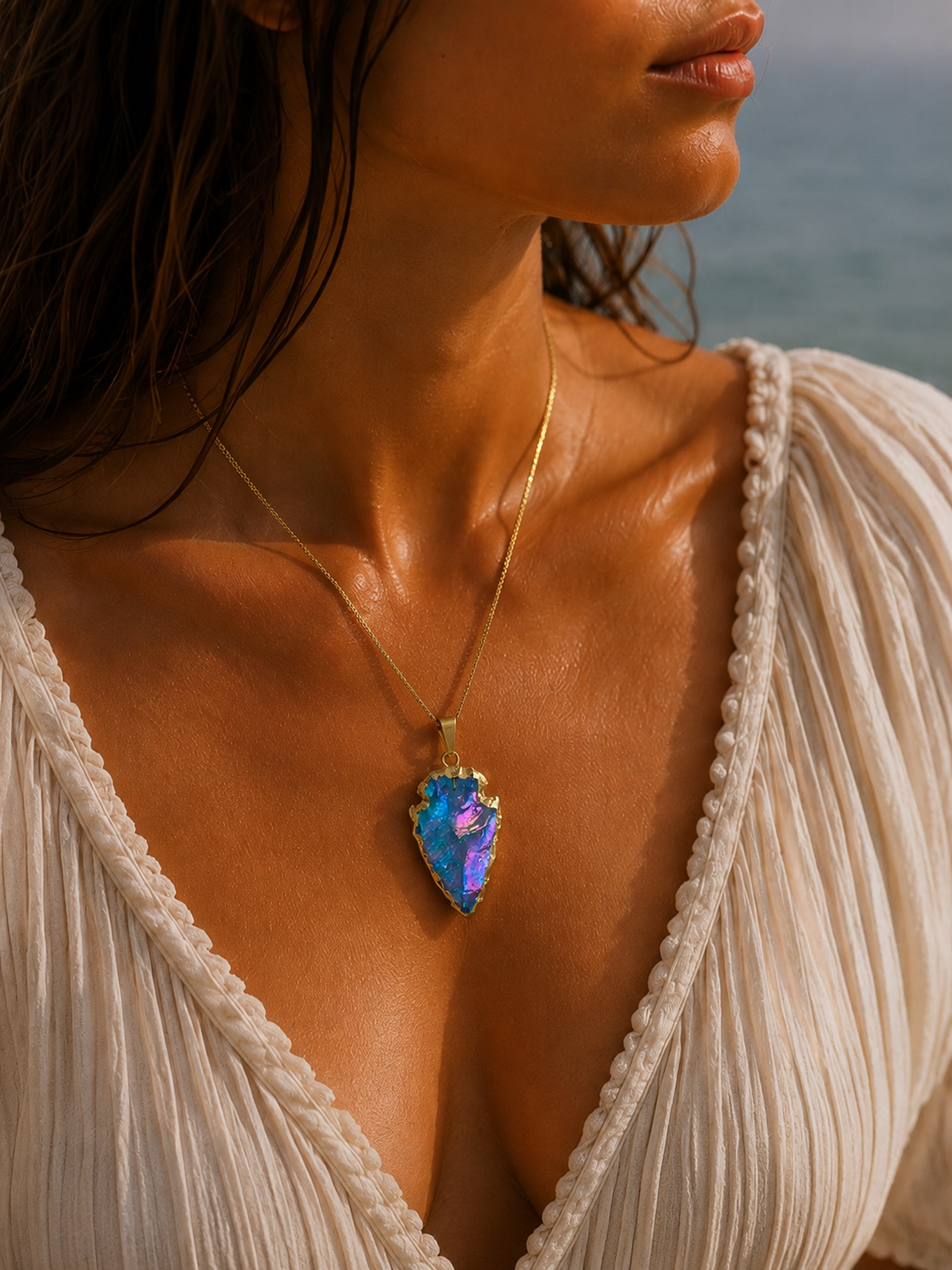 Collier ARAWAK Aquatique | Pendentif Flèche Pierre Irisée Océan & Or 24k – Univers Aquatique
