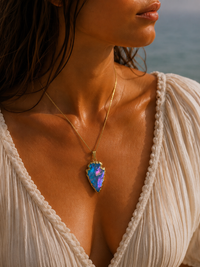 Collier ARAWAK Aquatique | Pendentif Flèche Pierre Irisée Océan & Or 24k – Univers Aquatique