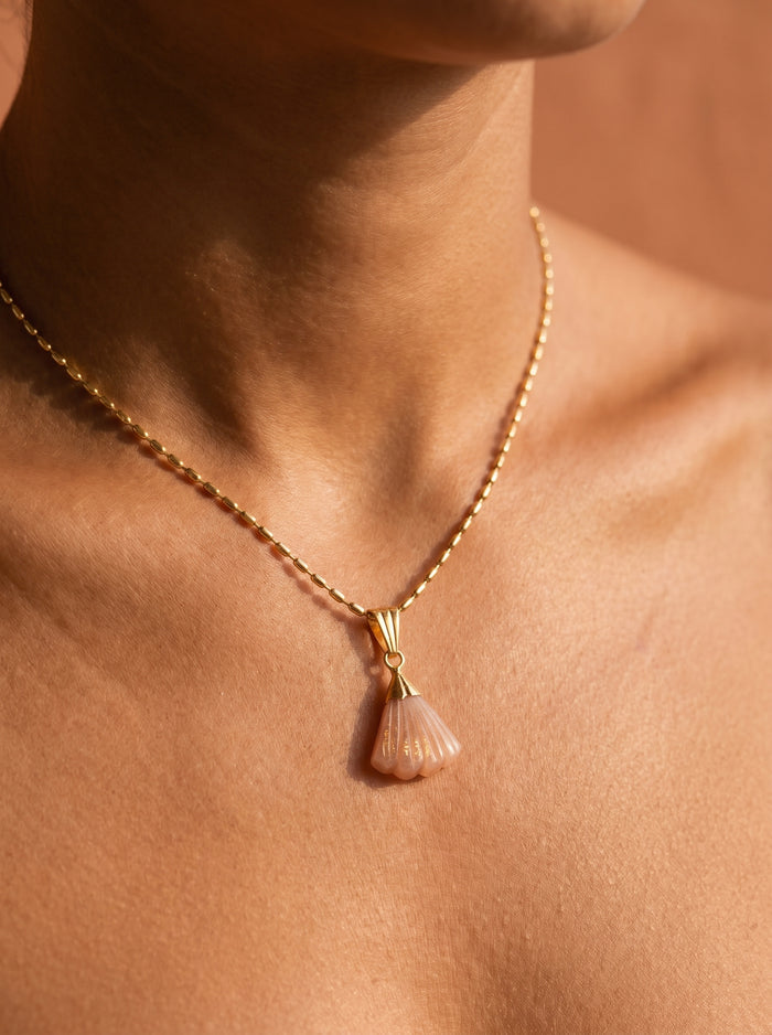 Collier CANDACE Solaire | Pendentif Éventail Pierre Sculptée – Univers Solaire