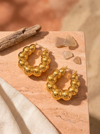 Boucles d'oreilles Créoles Billes HÉLIA — Or 24k | Univers Solaire