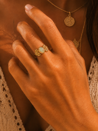Bague VERSAILLES | Fleur Dorée & Opale Irisée Or 24k Ajustable – Univers Parisienne Chic