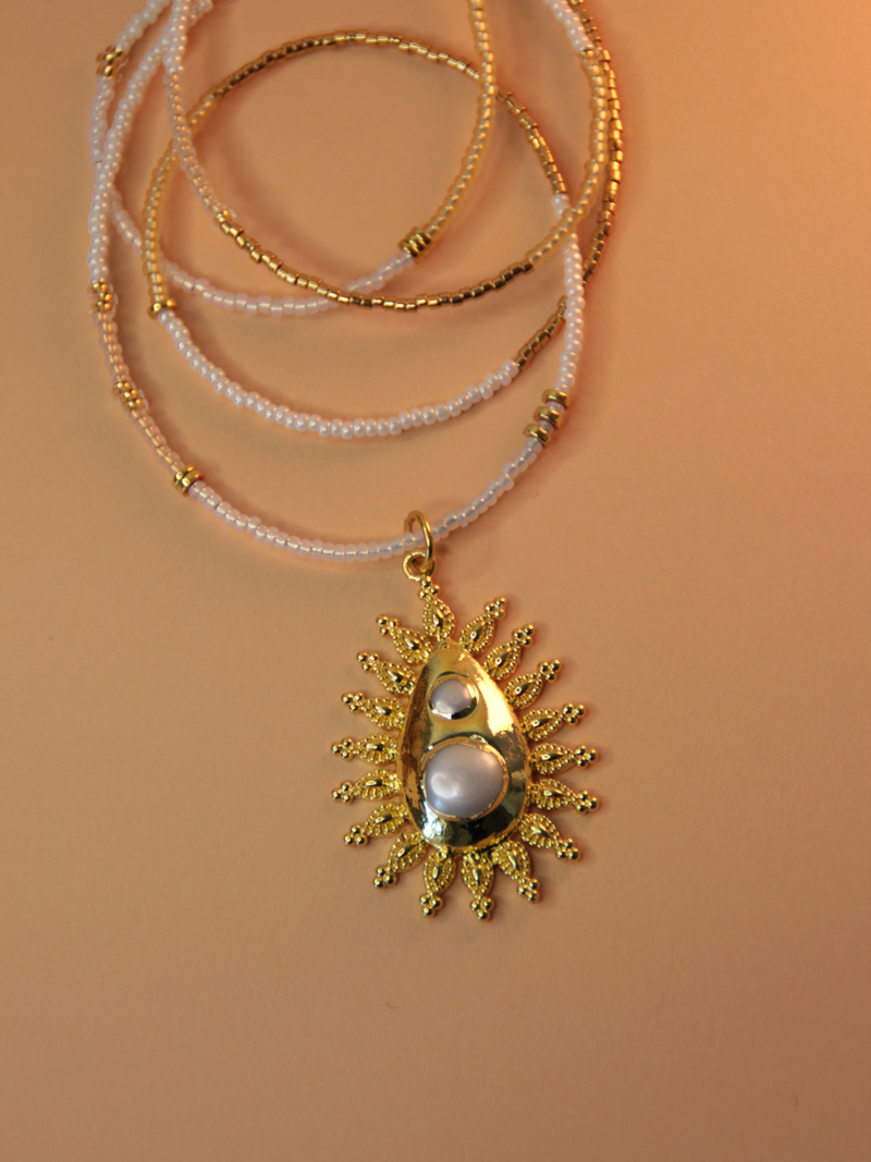 Sautoir soleil levant pendentif perles d'eau douce