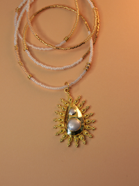 Sautoir soleil levant pendentif perles d'eau douce
