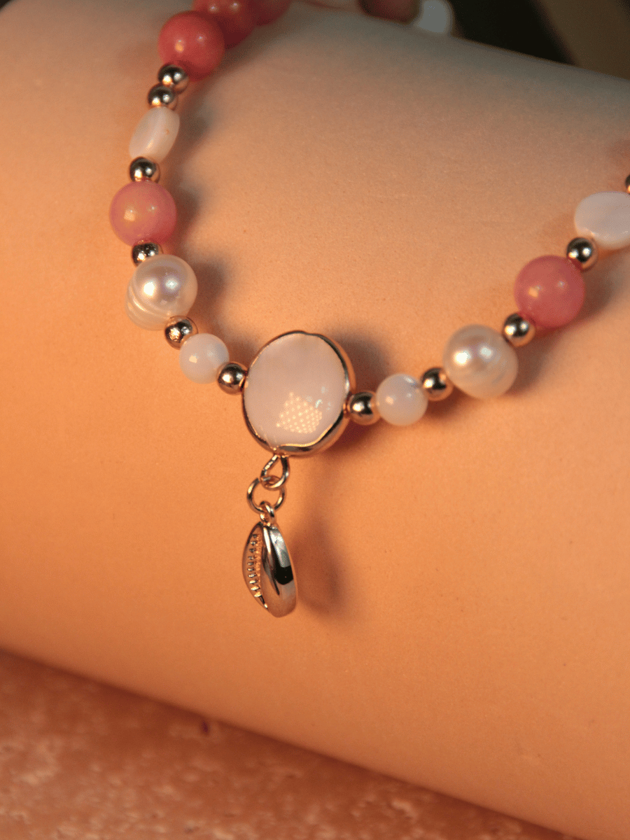 Choker perles nacre d'eau douce opale rose pendentif cauri