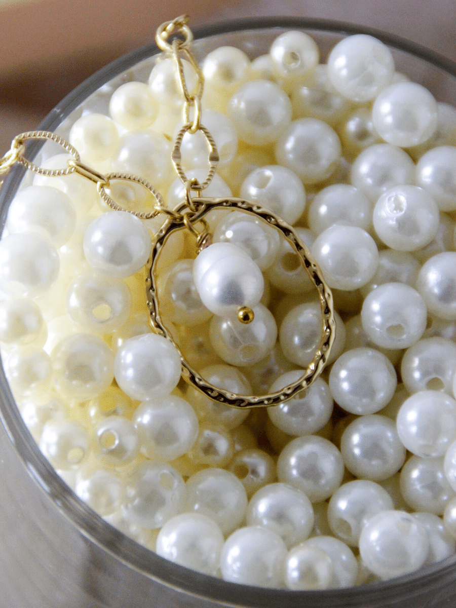 collier maillon pendentif perles blanche 