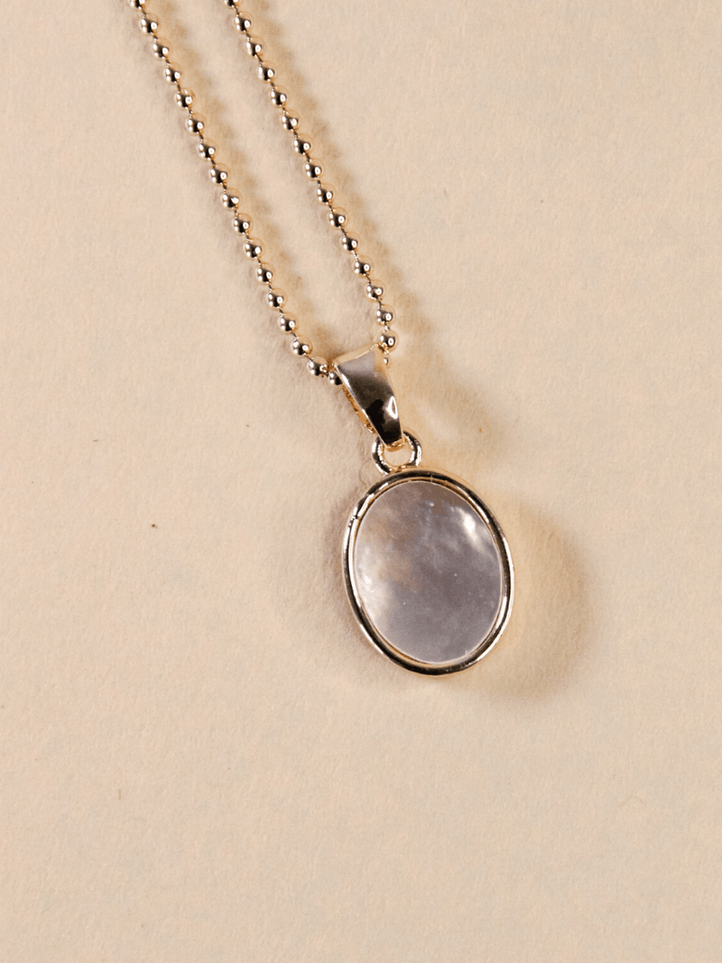 collier pendentif ovale en nacre minimaliste