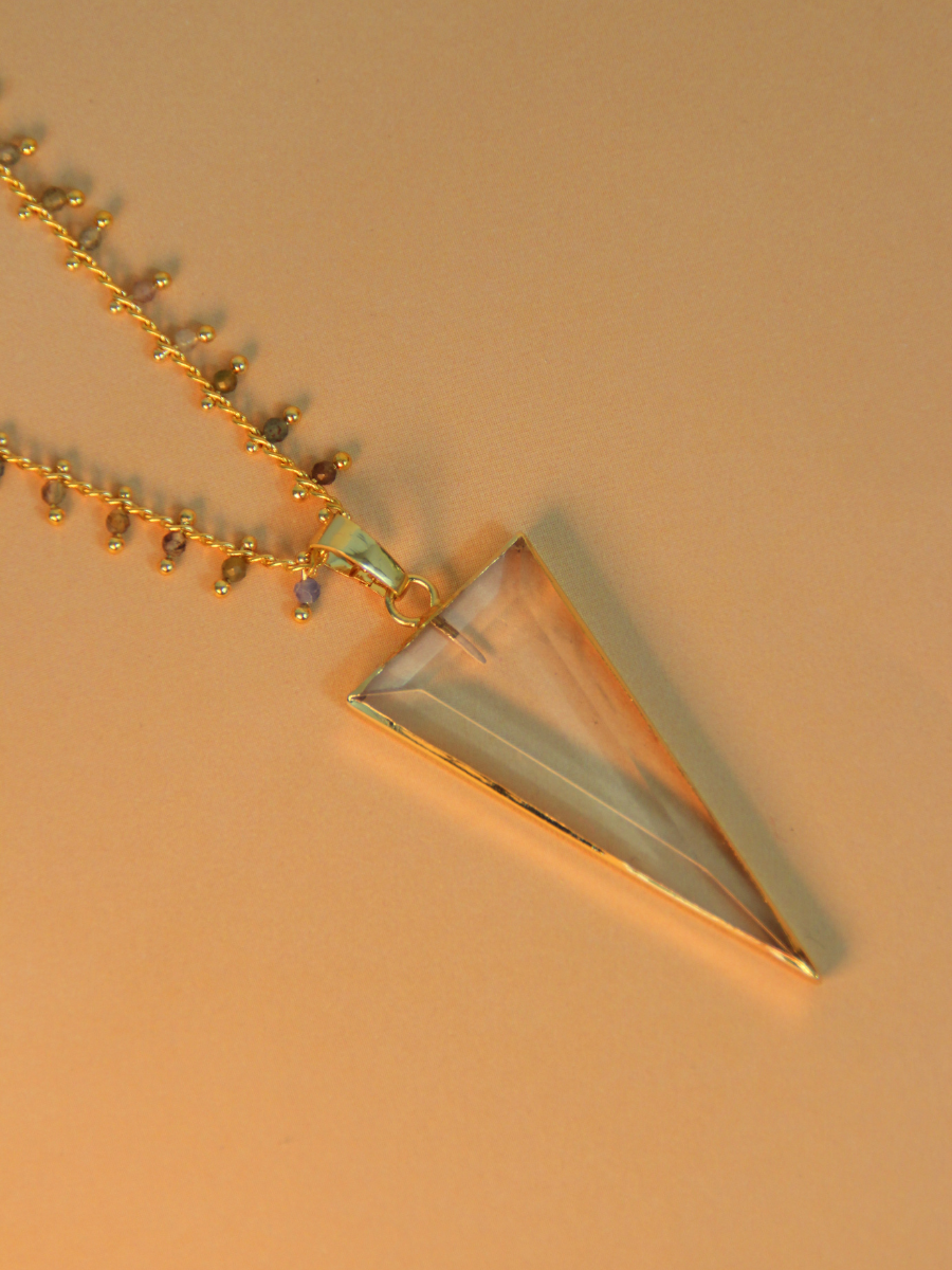 Collier pendentif triangulaire quartz naturel