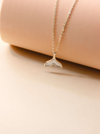collier pendentif nacre dauphin or fin