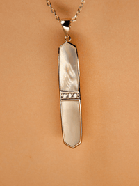 pendentif barre en nacre et pierre blanche zircon